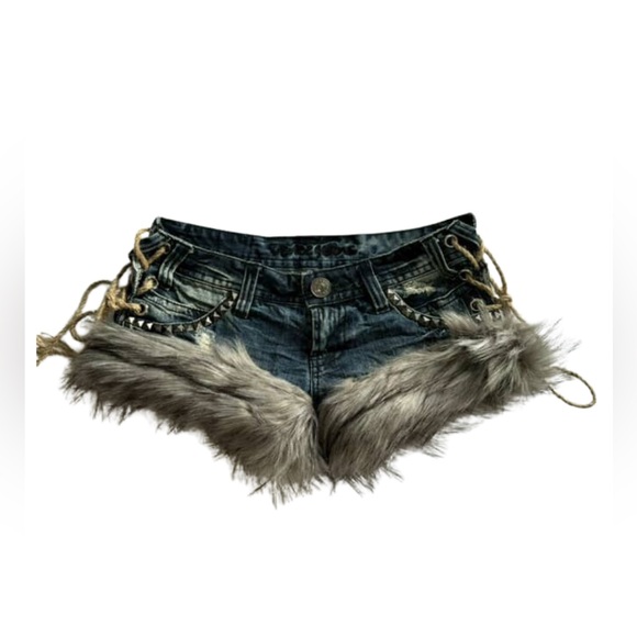 Stylish Denim Shorts with Faux Fur Trim - Picture 1 of 4